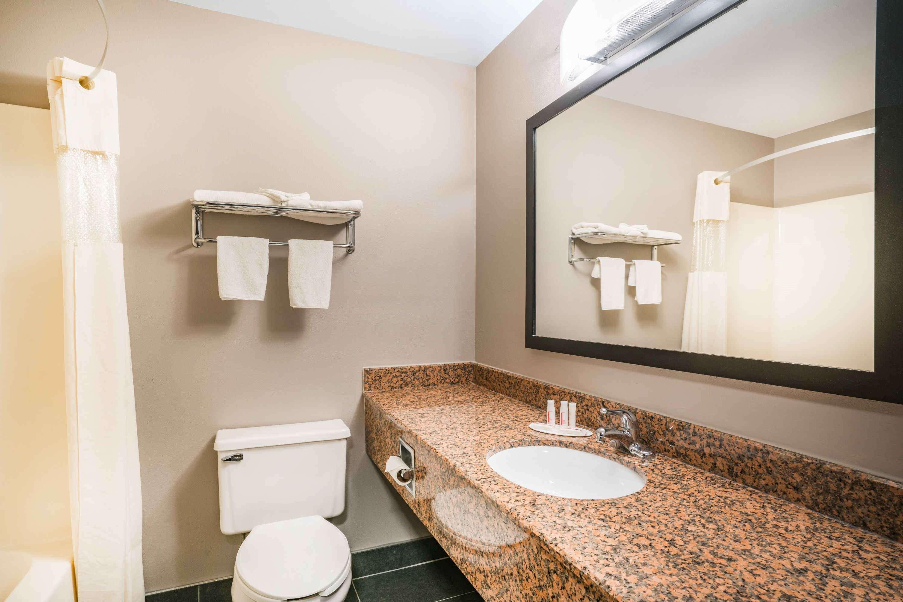 Days Inn & Suites By Wyndham Wausau Extérieur photo