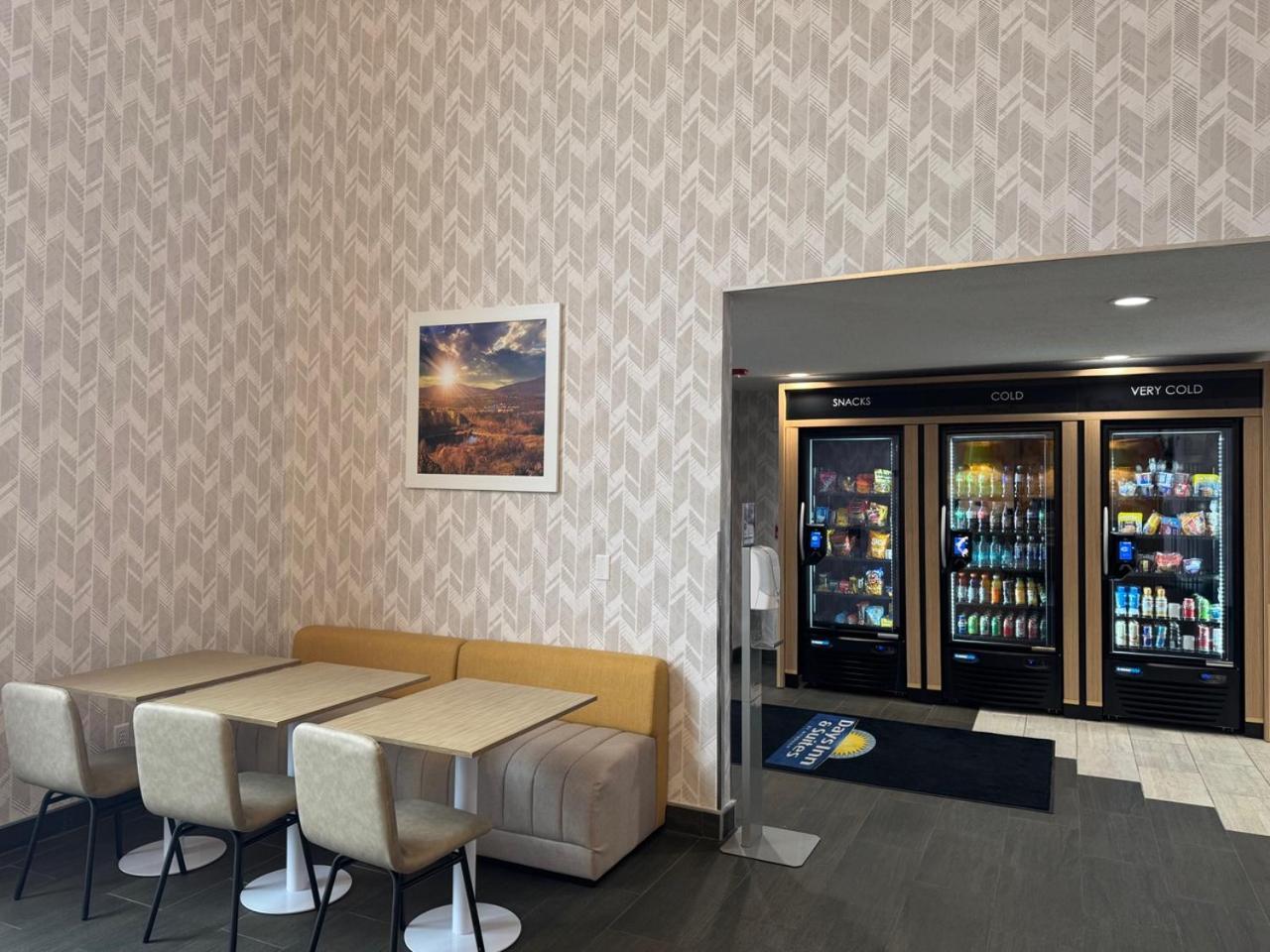 Days Inn & Suites By Wyndham Wausau Extérieur photo