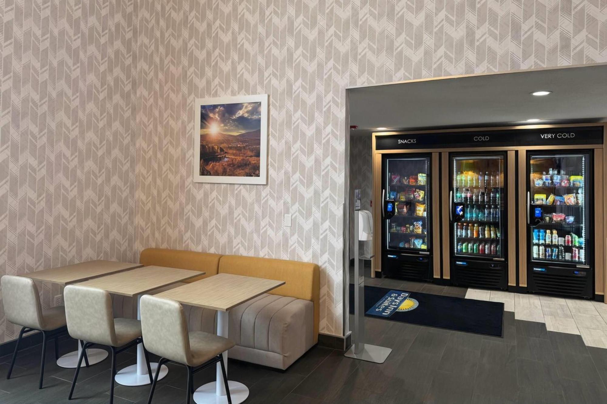 Days Inn & Suites By Wyndham Wausau Extérieur photo