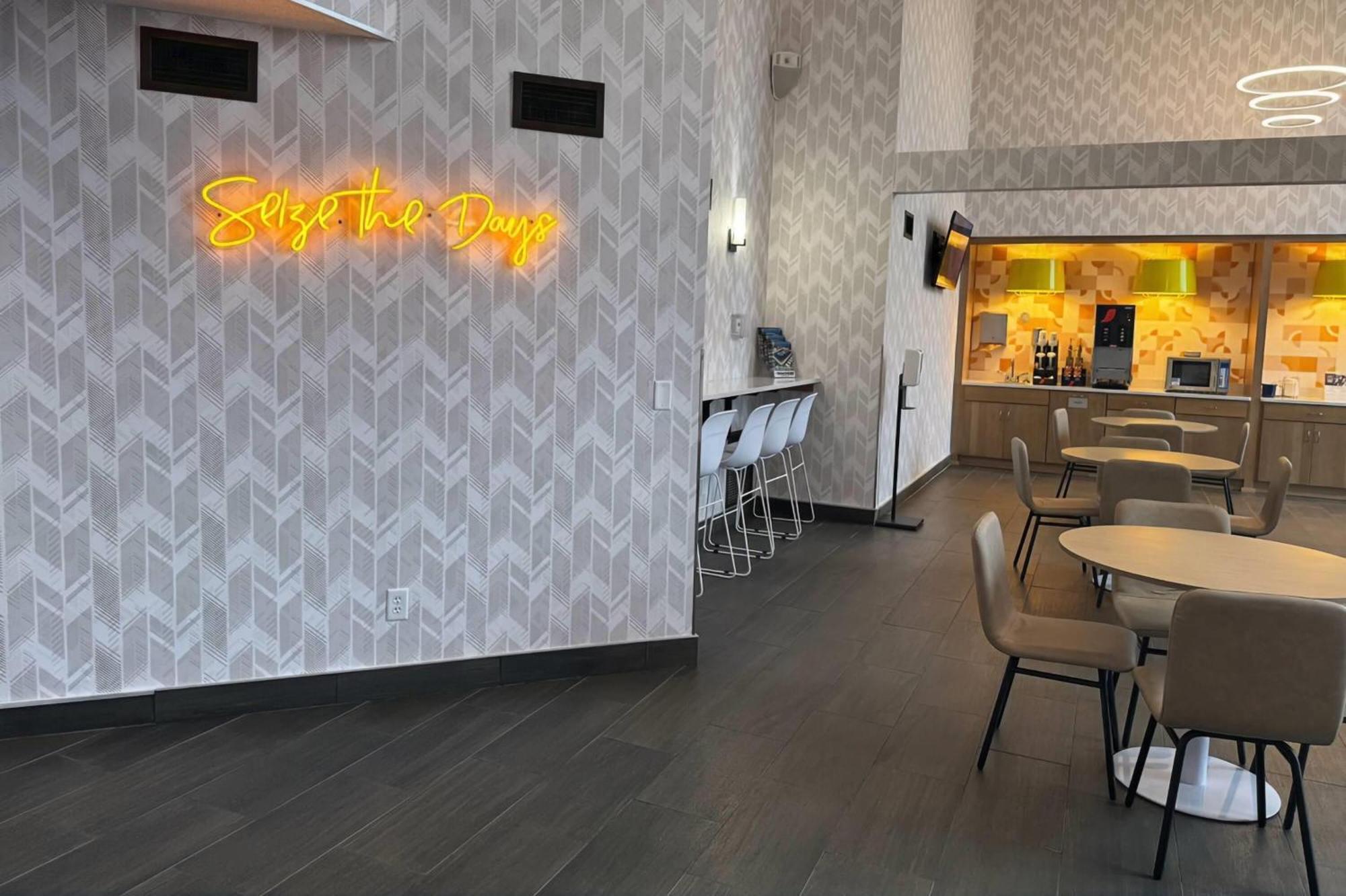Days Inn & Suites By Wyndham Wausau Extérieur photo